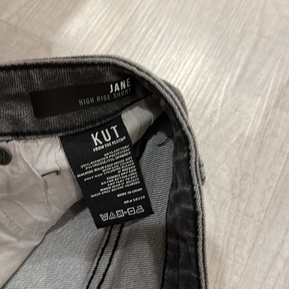 Grey denim short with frayed hem - Picture 4 of 6